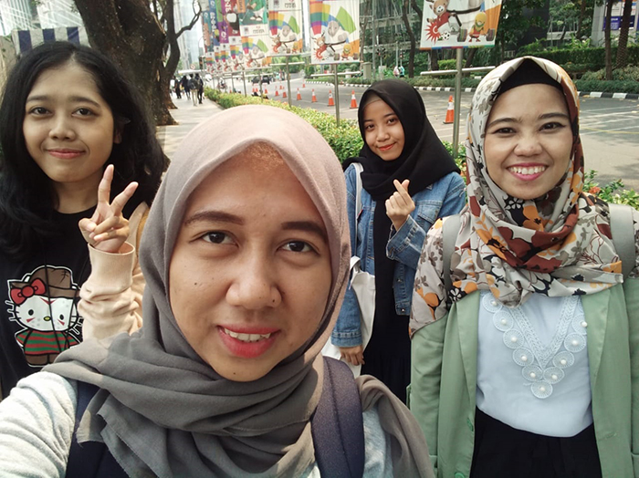  
Korea.net Honorary Reporter Siti Martina (far left) and her friends visit the Team Korea House during the 2018 Asian Games. 

